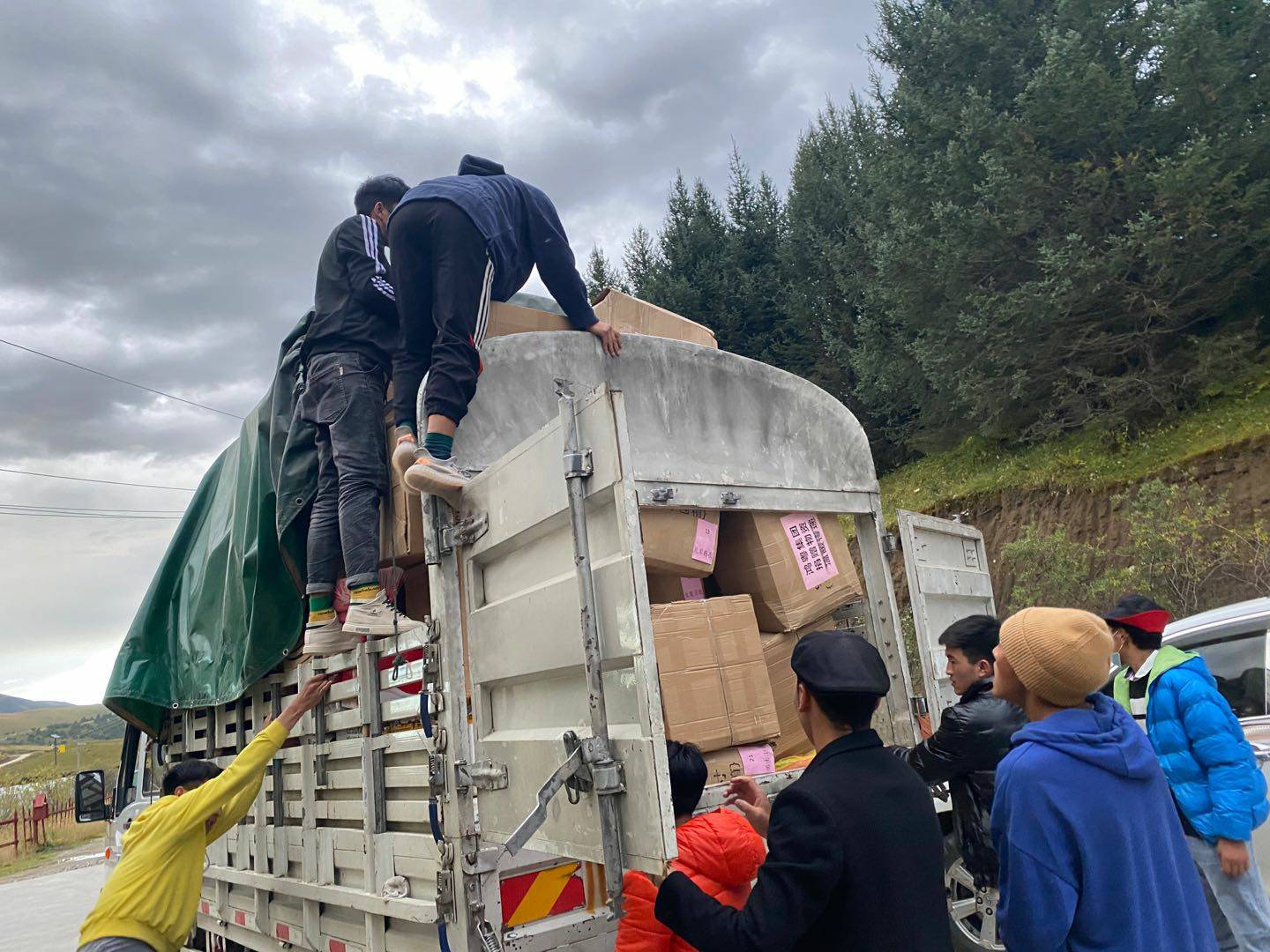 海口振华公共事务管理有限公司公益回顾丨家国同欢月同圆 温暖满载甘孜州(图5)